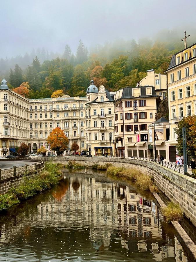 ホテル Zlaty Sloup カルロヴィ・ヴァリ エクステリア 写真